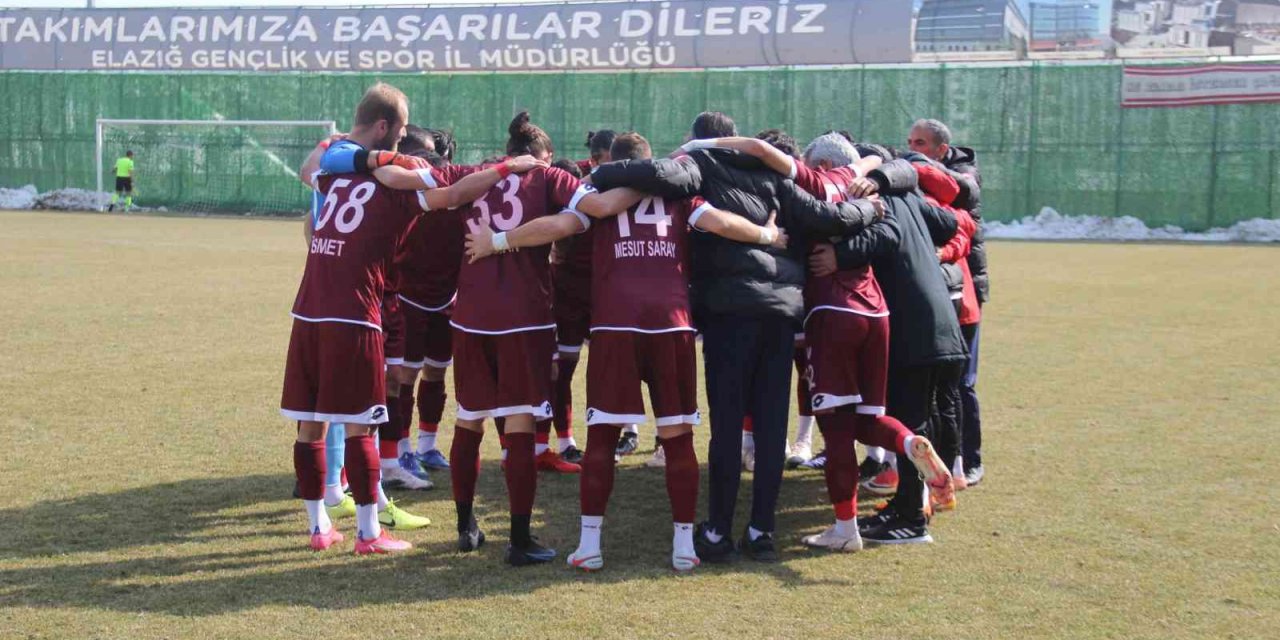 Elazığspor 18 futbolcuyla Sakarya’ya gitti