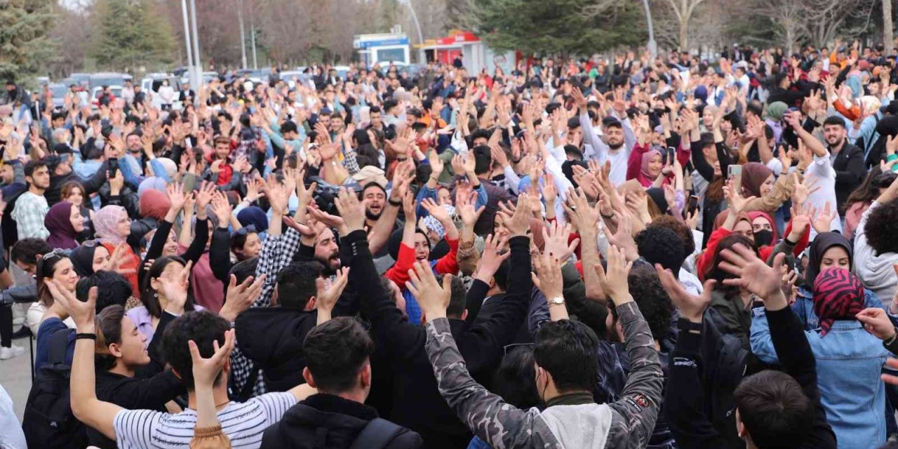 ‘Bahar Geliyor’ konserlerinde üniversite öğrencileri doyasıya eğlendi