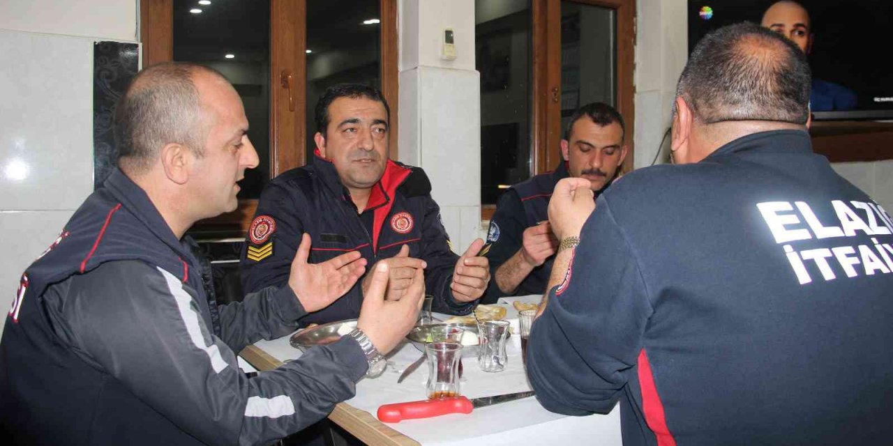 İtfaiyeciler ilk sahuru görev başında yaptı