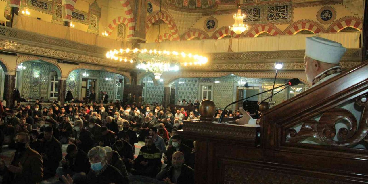 İlk teravih namazında camiler doldu taştı