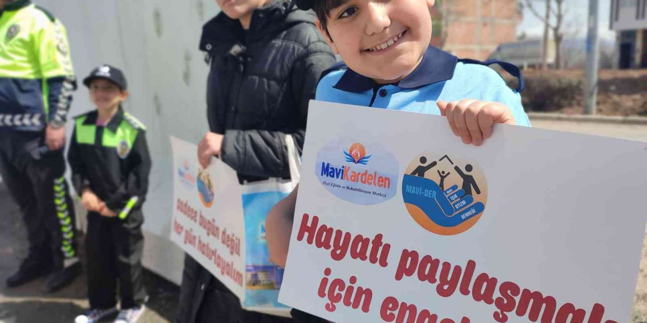 ’Otizme Mavi Işık Yak’ etkinliği