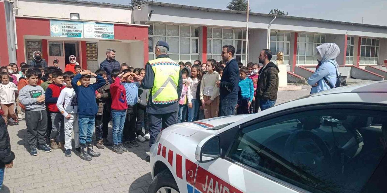 Jandarmadan öğrencilere trafik güvenliği eğitimi