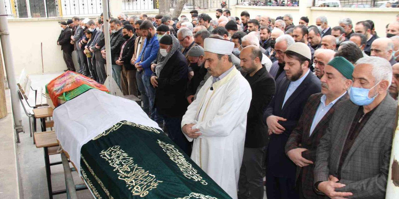 Cinayete kurban giden anne ve kızı son yolculuklarına uğurlandı