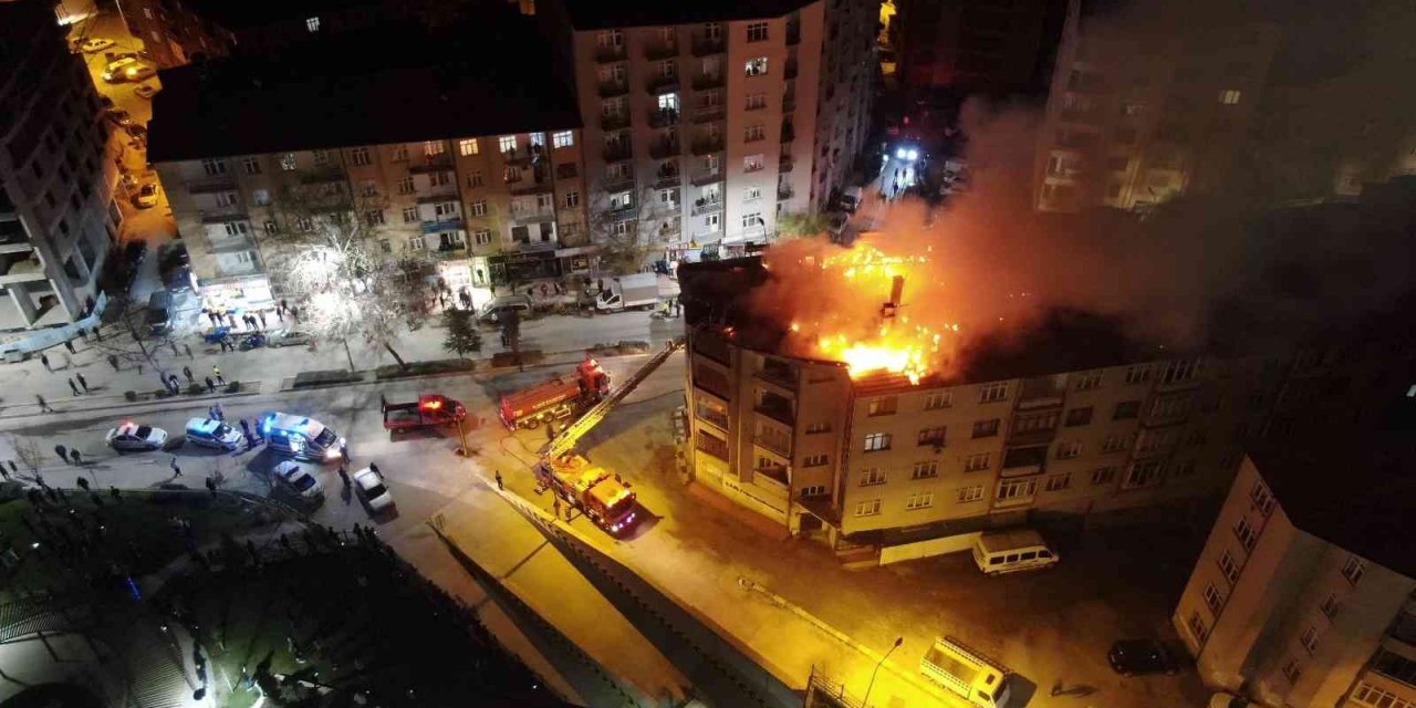 Geceyi gündüze çeviren bina yangını, onlarca insan tahliye edildi