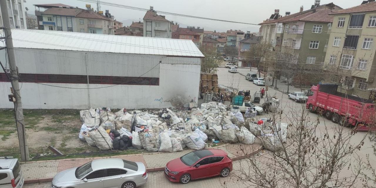 Kağıt toplayıcıları mahalleyi atık toplama merkezine çevirdi