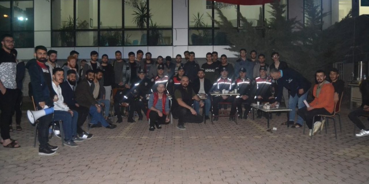 ’Olay var’ ihbarıyla yurda giden polislere üniversiteli gençlerden sürpriz kutlama