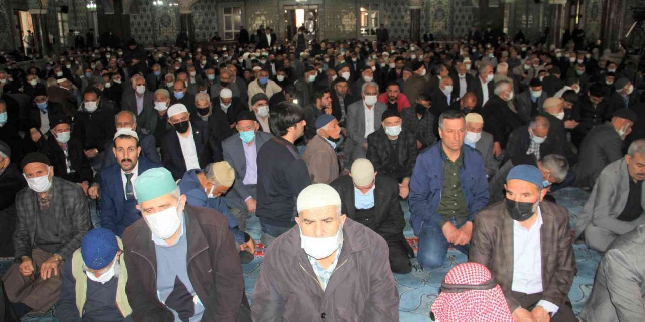 Ramazan ayının ilk cuma namazında camiler doldu