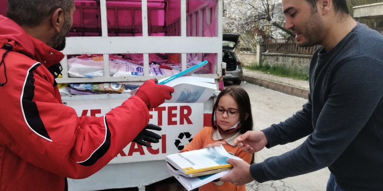 Soy ismiGezeroğlu, sokak sokak gezerek 1 milyonun üzerinde kitap topladı