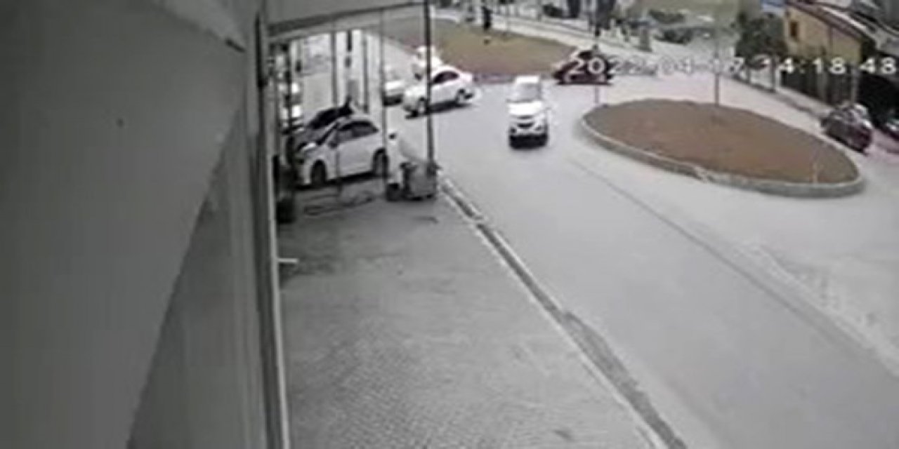 İki otomobilin çarpışması güvenlik kamerasına yansıdı