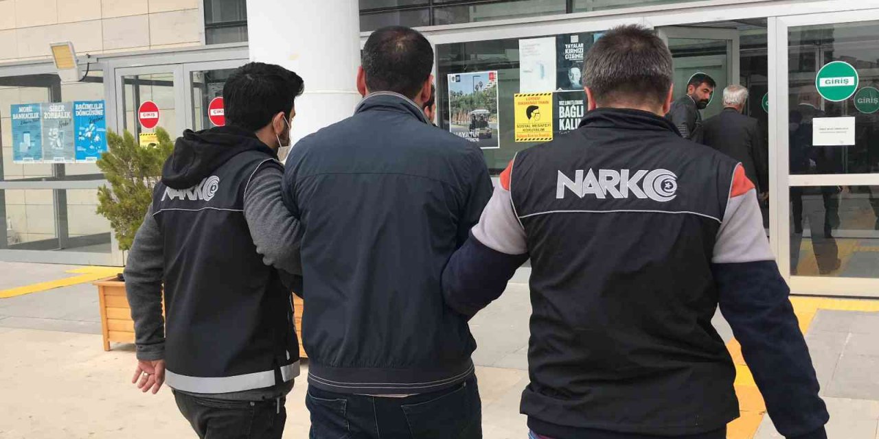Polisi görüp kaçmaya çalıştı, attığı poşetten uyuşturucu çıktı