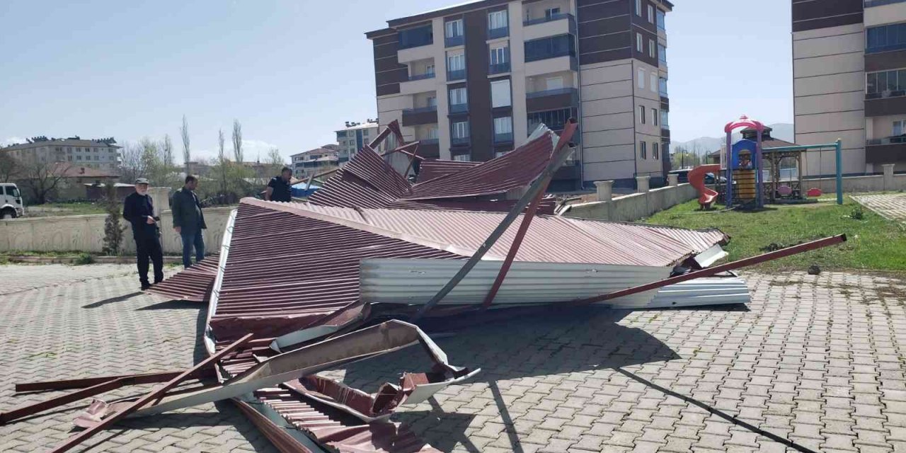 Fırtına binanın çatısını uçurdu, 3 araç hasar gördü
