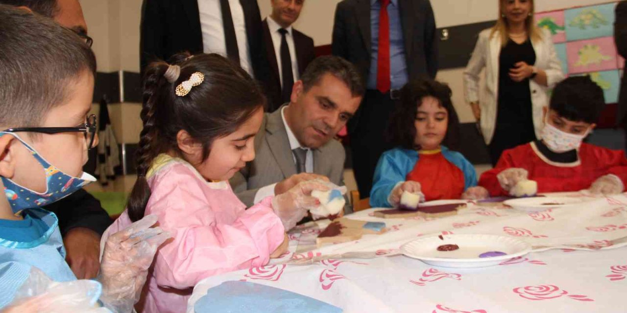 Minik öğrenciler ahşap boyama etkinliğinde