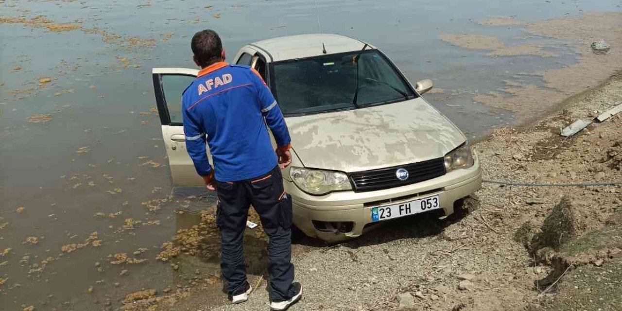 Otomobil göle uçtu, sürücü kendi imkanlarıyla araçtan çıkarak kıyıya yüzdü