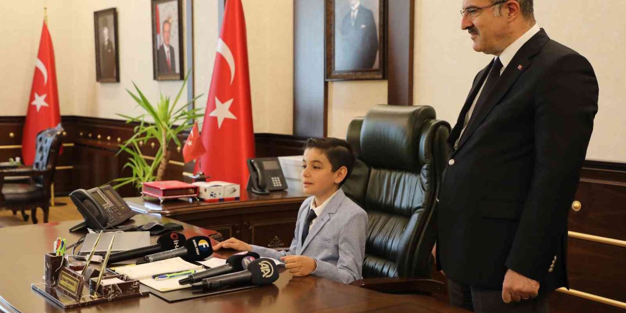 Vali Toraman koltuğunu 4. sınıf öğrencisi Alper’e devretti