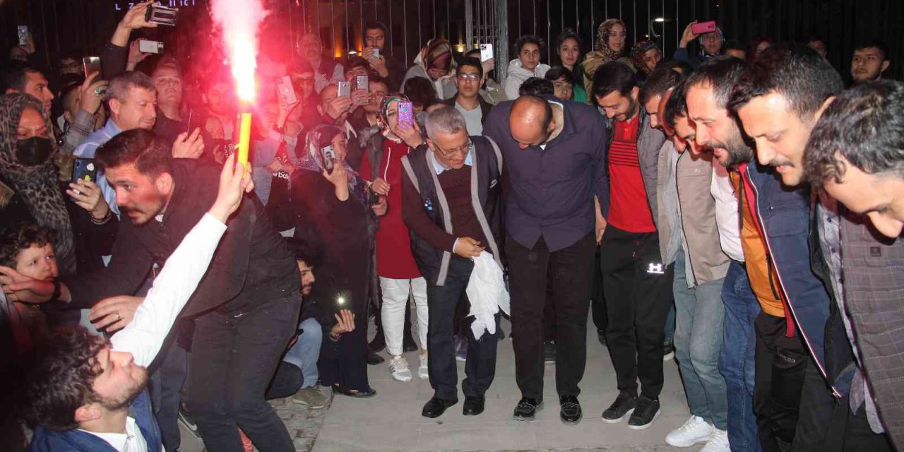 Geleneksel ’23. sahur halayı’ renkli görüntülere sahne oldu