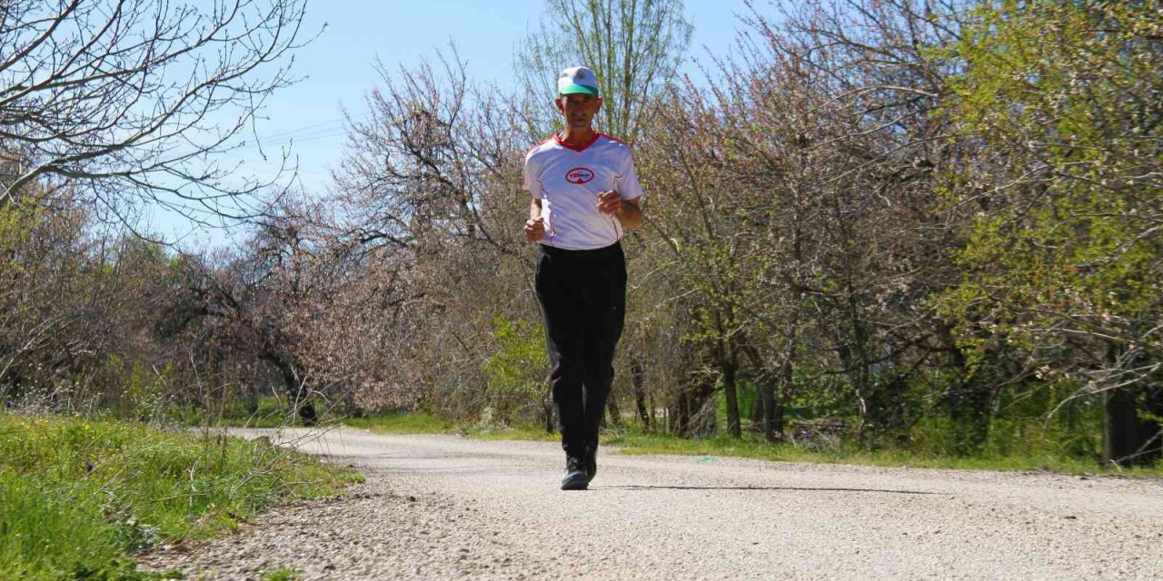 59 yaşında günde 20 kilometre koşarak ultra maratona hazırlanıyor
