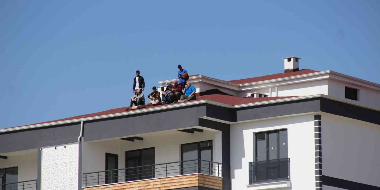 Tribünler, çatılar doldu taştı