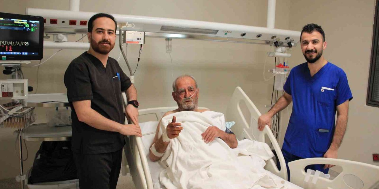 Fethi Sekin Şehir Hastanesinde anjiyografi yöntemi ile tıkalı damar açıldı