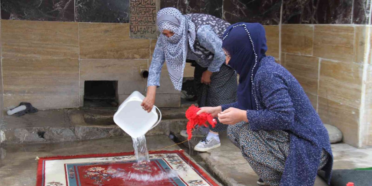 110 yıllık çeşmede geleneksel bayram temizliği başladı