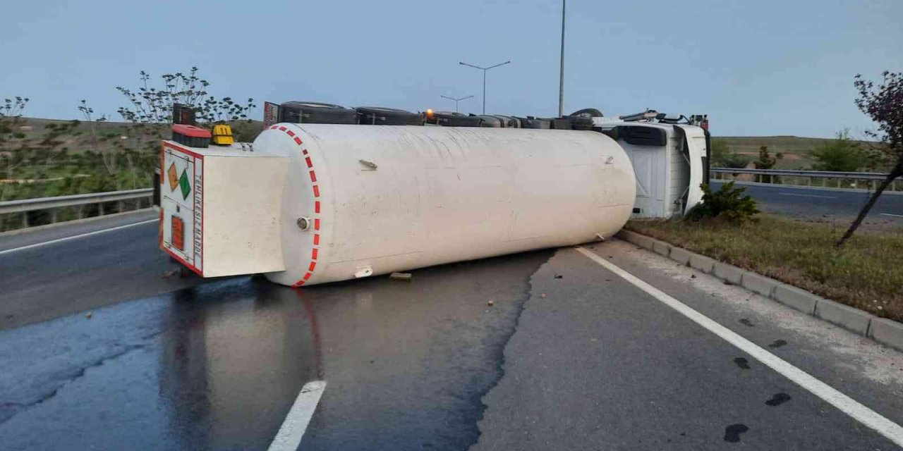 Oksijen yüklü tanker yan yattı: 1 yaralı