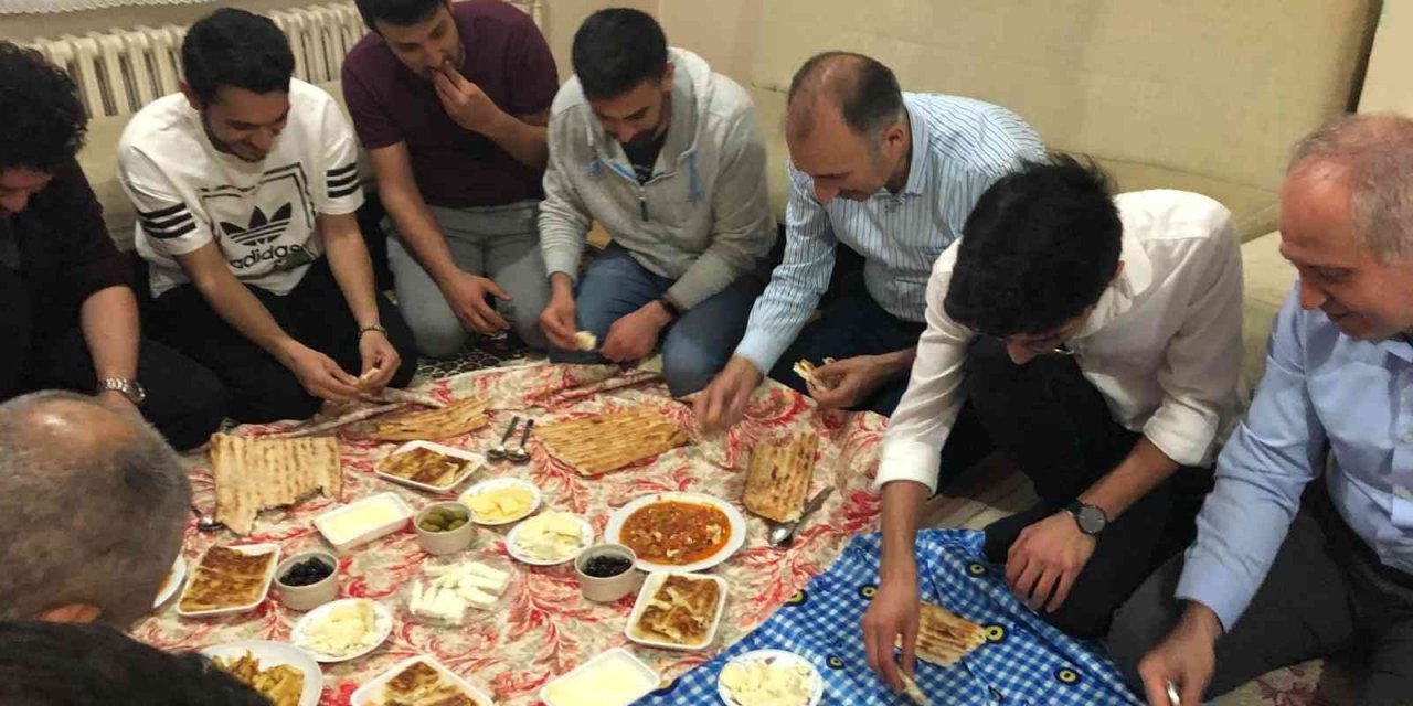 Rektör Prof. Dr. Göktaş, öğrenci evinde sahur yaptı