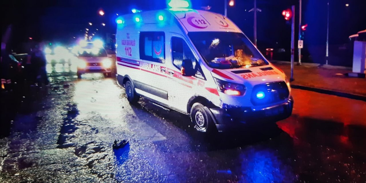 Ambulans ile otomobil çarpıştı: 5 yaralı