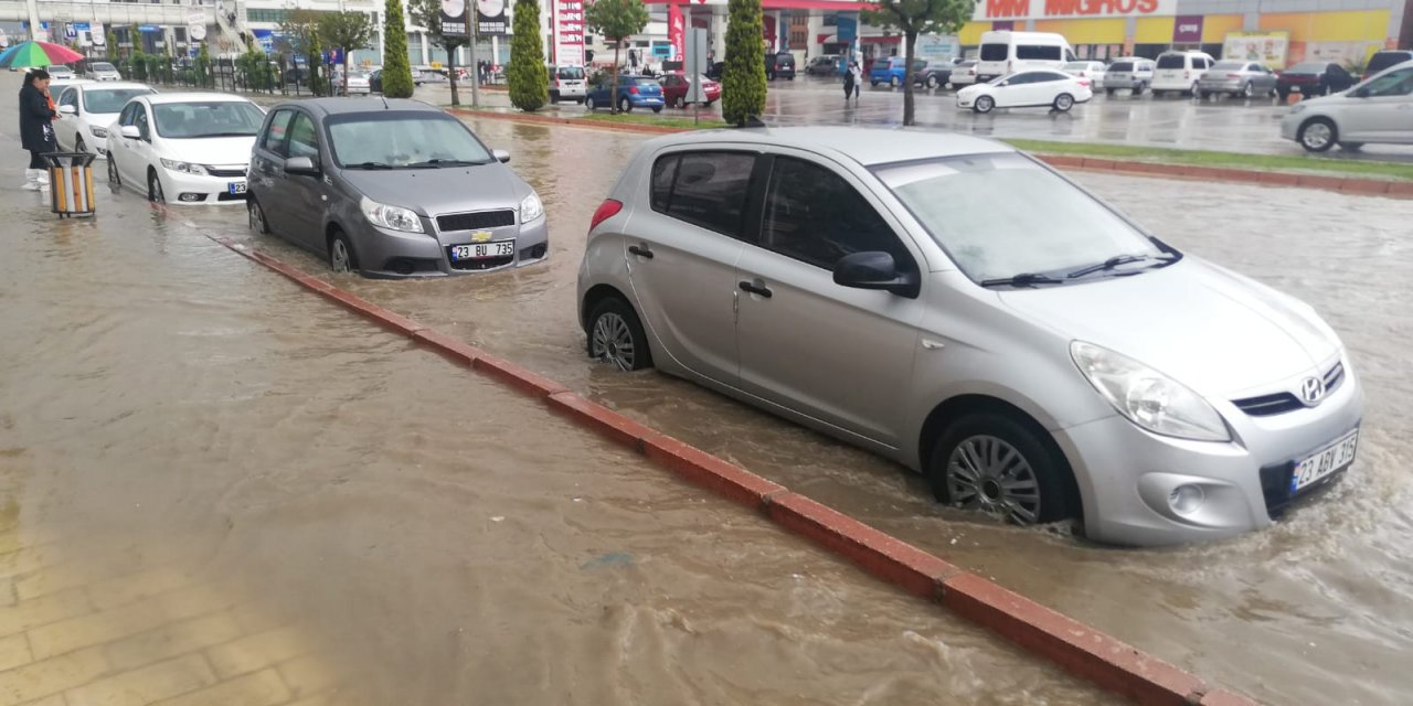 Yağmur ve dolu hayatı felç etti
