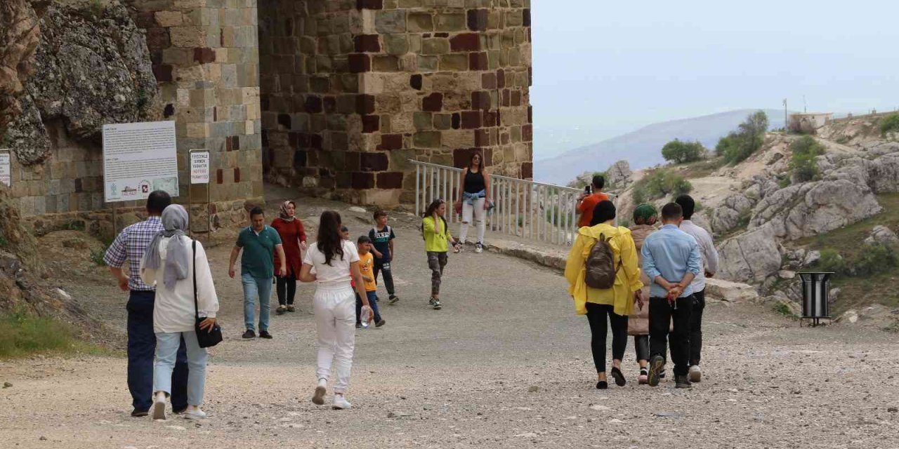 Bayram tatilinde vatandaşlar Harput’a akın etti