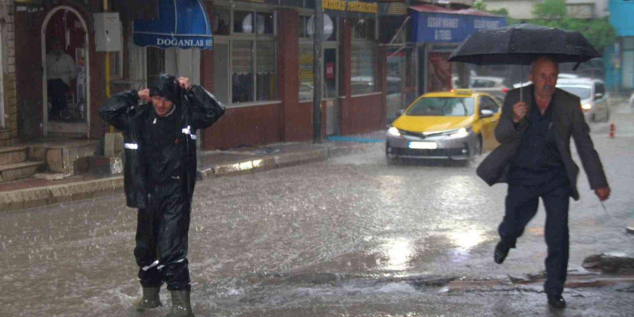 Şehir genelinde sağanak yağış etkisini yeniden gösterdi