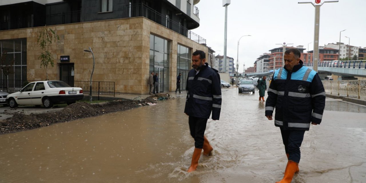 Başkan Şerifoğulları yağış sonrası sahaya inerek incelemelerde bulundu