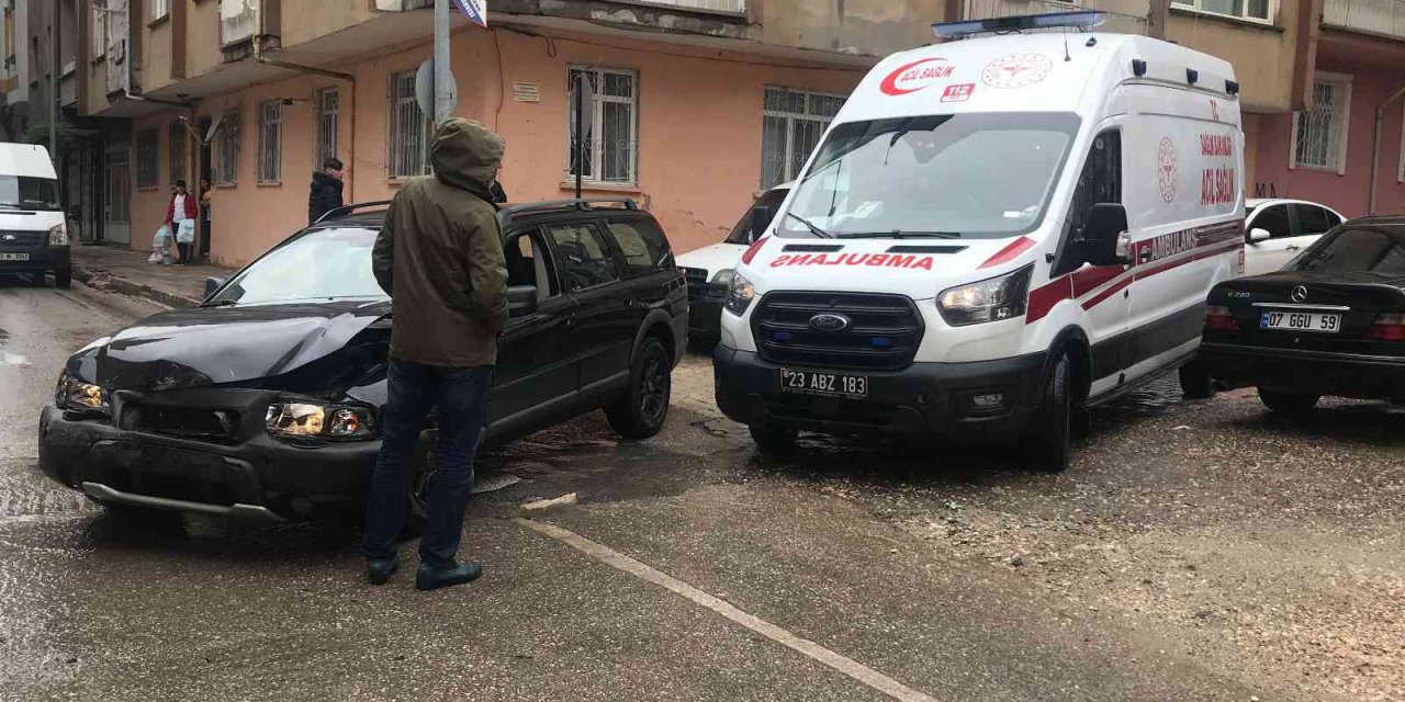 Minibüs ile otomobil çarpıştı: 3 yaralı
