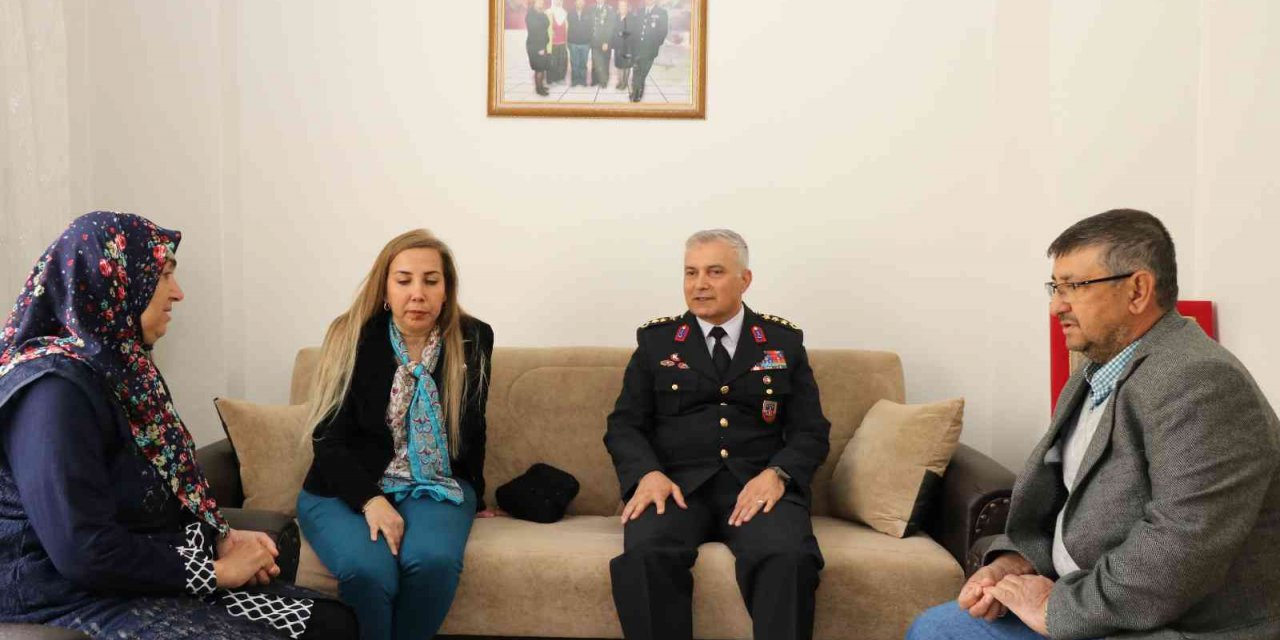 İl Jandarma Komutanı Ali Yıldız ve eşi, şehit annelerini yalnız bırakmadı