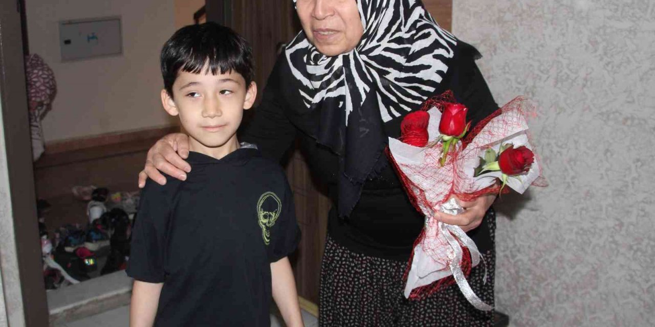 Elazığ’da öğrencilerden şehit annesini duygulandıran ziyaret