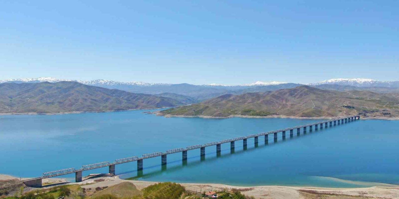 Türkiye’nin en uzun demir yolu köprüsü Elazığ’da