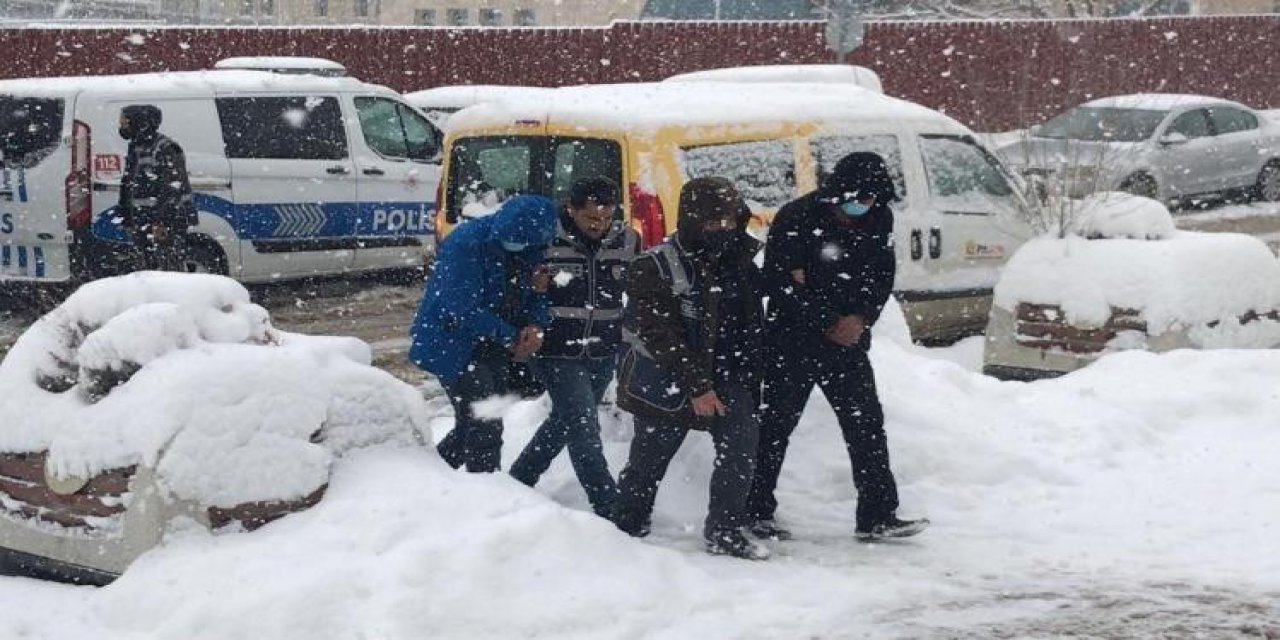 Polisi görünce televizyonu bırakıp kaçmaya çalıştılar