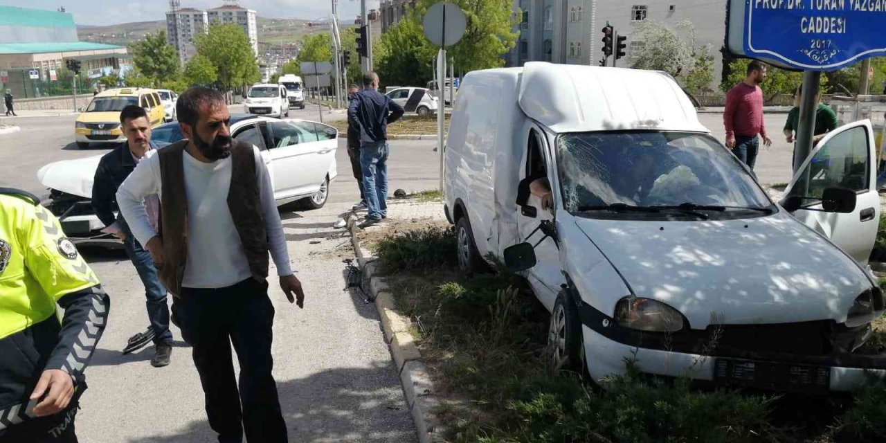Elazığ’da Trafik Kazası: 4 Yaralı