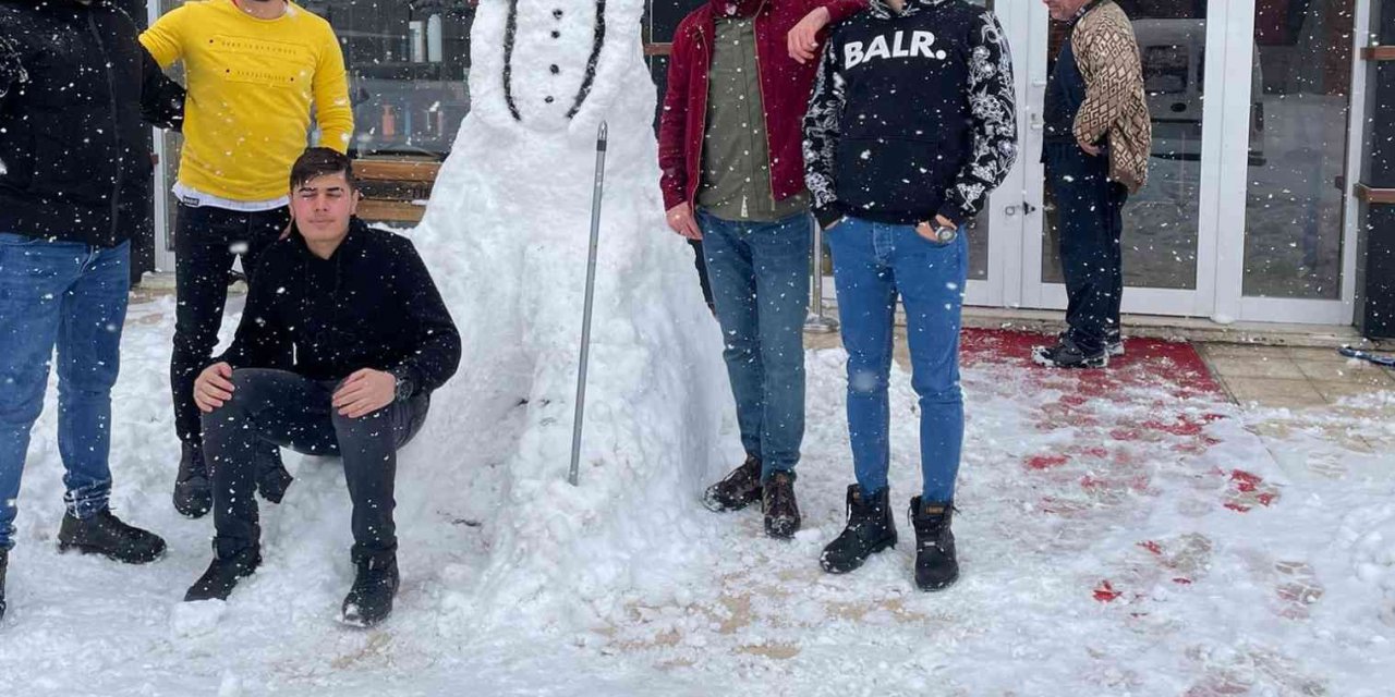 Elazığ da kardan adam yapan vatandaşlar hünerlerini sergiledi