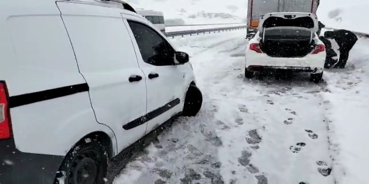 Kovancılar yolunda kar nedeniyle rampayı çıkamayan sürücüler yolda mahsur kaldı