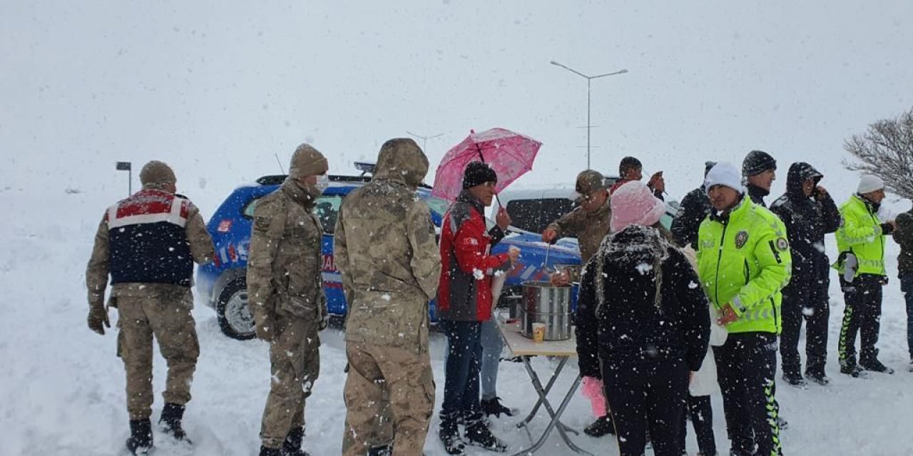 Güvenlik güçleri yolda kalan araçlara zincir takıp, sürücülere çorba ikram ettiler