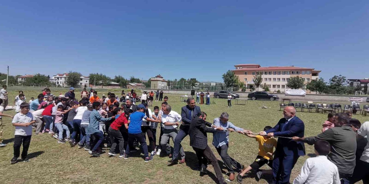 Elazığ’da Müftü Ve Belediye Başkanı Öğrencilerle Birlikte Halat Çekme Yarışı Yaptı