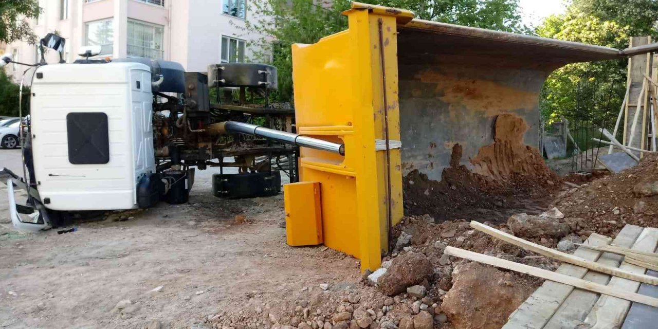 Elazığ’da Toprak Taşıyan Kamyon Yan Yattı