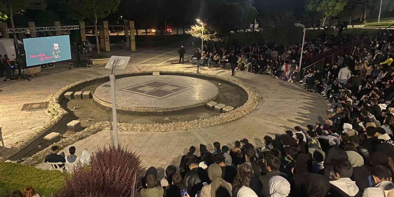 İlk Defa Gerçekleşen Açık Hava Sinemasına Öğrenciler Akın Etti