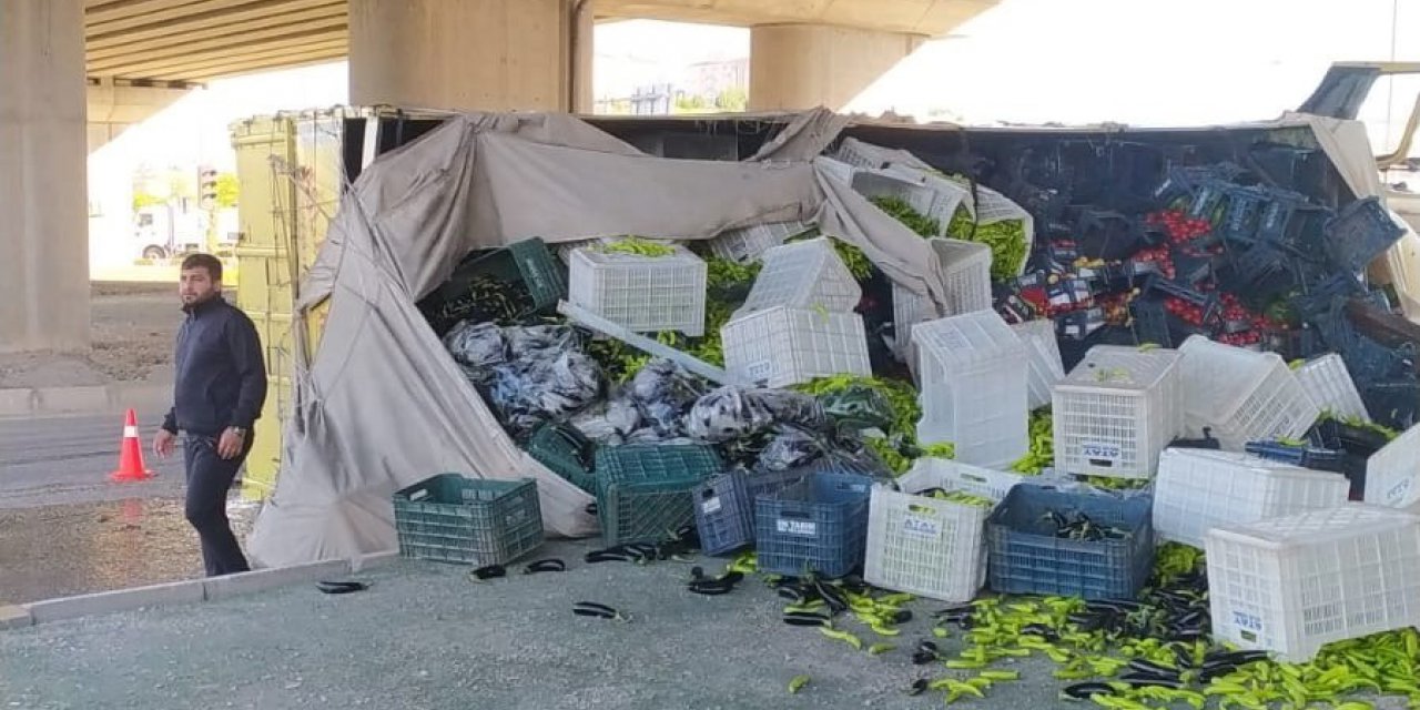 Elazığ’da Sebze Yüklü Kamyon Devrildi: 3 Yaralı
