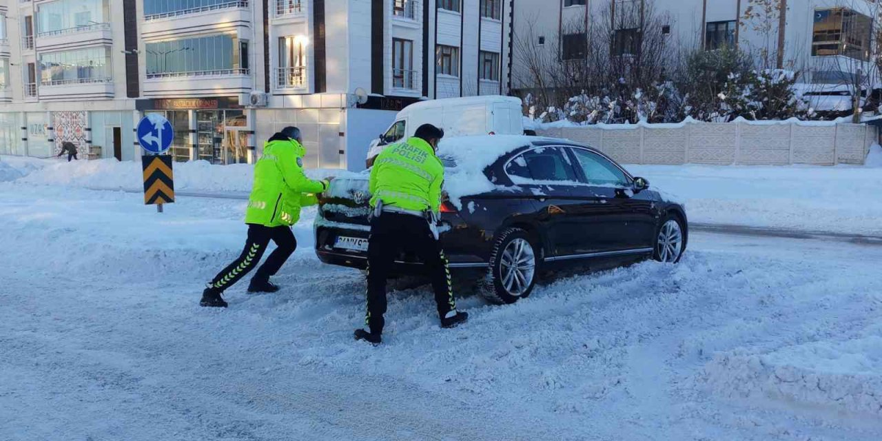 Yolda kalanların yardımına trafik polisleri koştu
