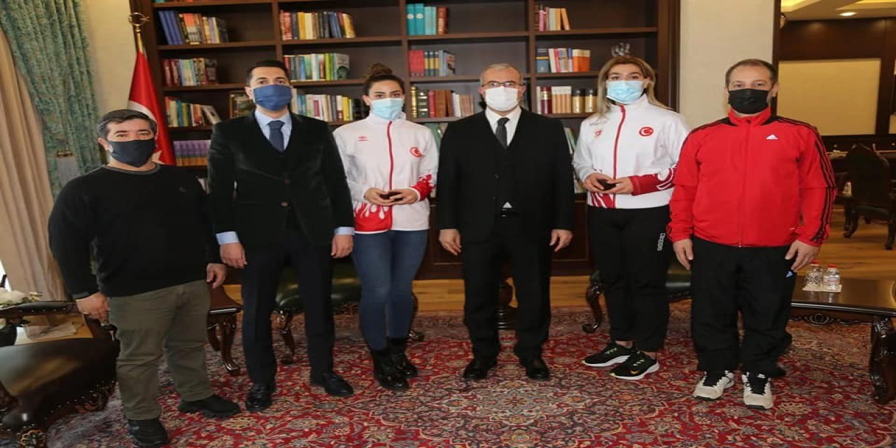 Vali Ömer Toraman başarılı olan boksörlerle bir araya geldi