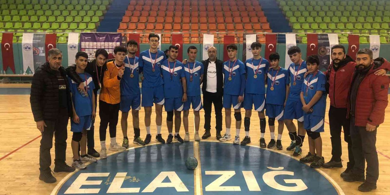 Hentbolcu gençler grup birincisi oldular.