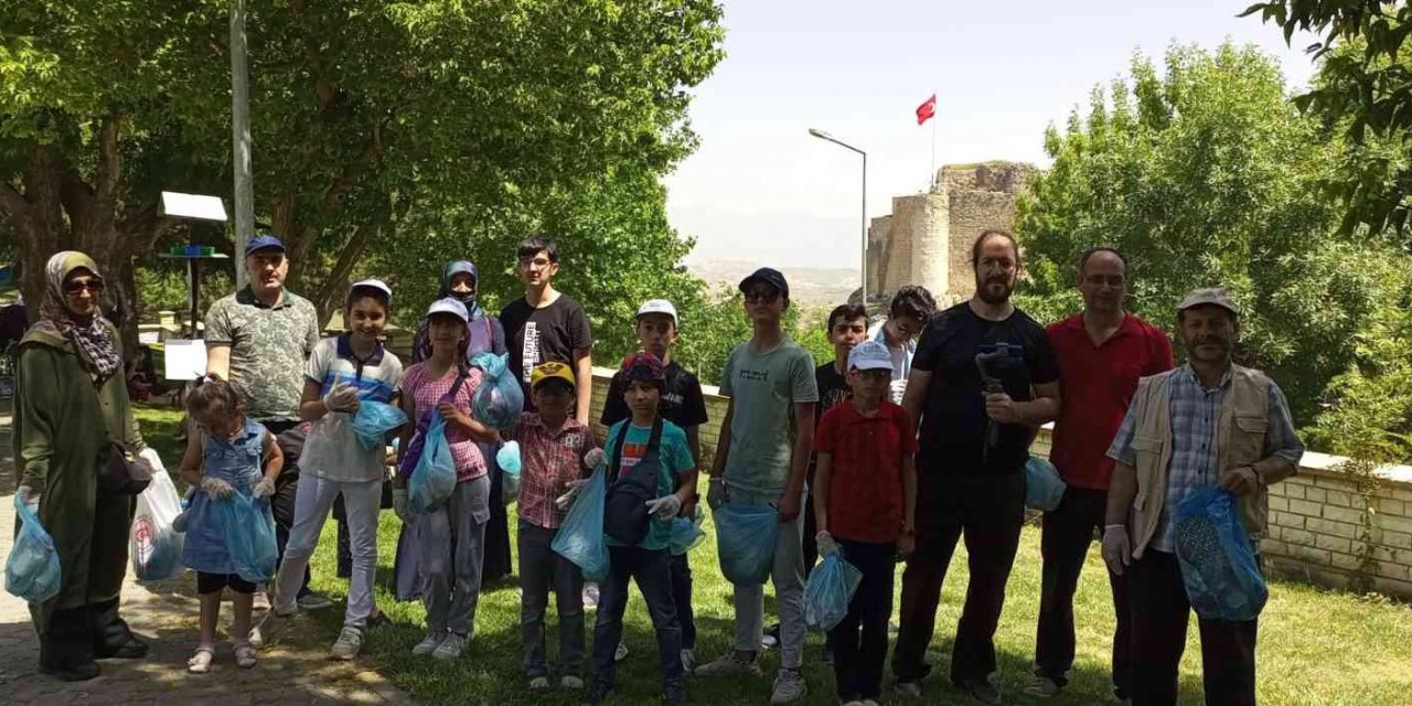 Elazığ’da Çocuklar Ve Gönüllüler Harput’u Temizledi