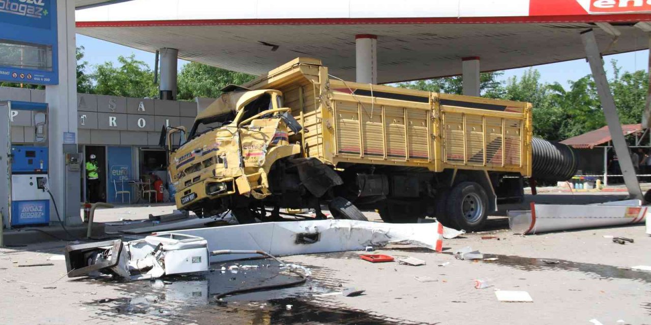 Elazığ’da Facianın Eşiğinden Dönüldü, Otomobile Çarpan Kamyon Akaryakıt İstasyonuna Girdi: 5 Yaralı