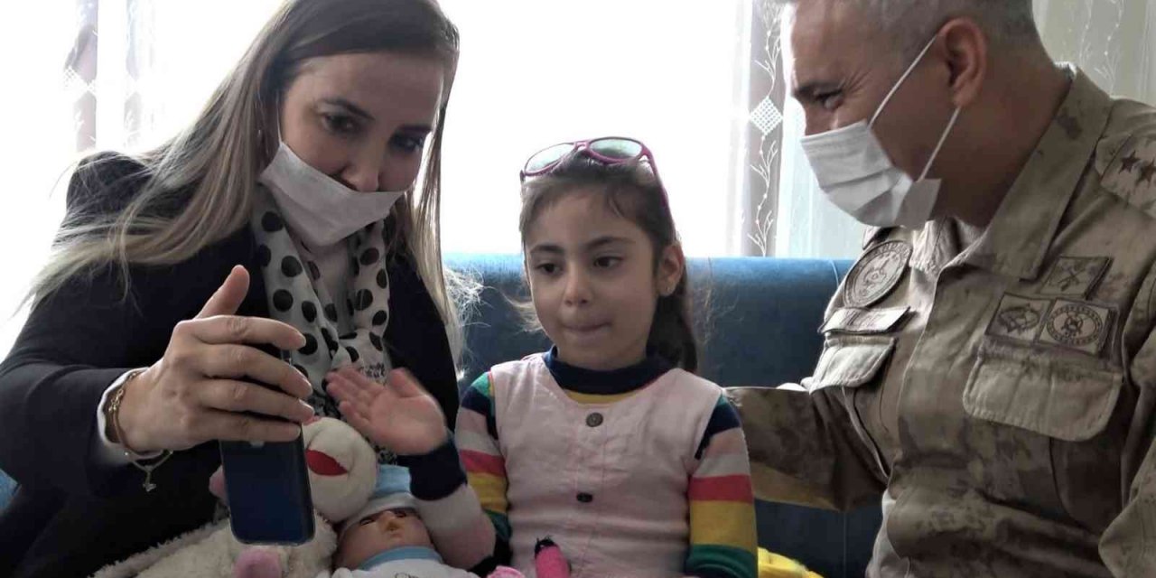 Depreminin simgesi ‘Yüsra Bebek’ kendisini kurtaran jandarma ile ilk kez buluştu
