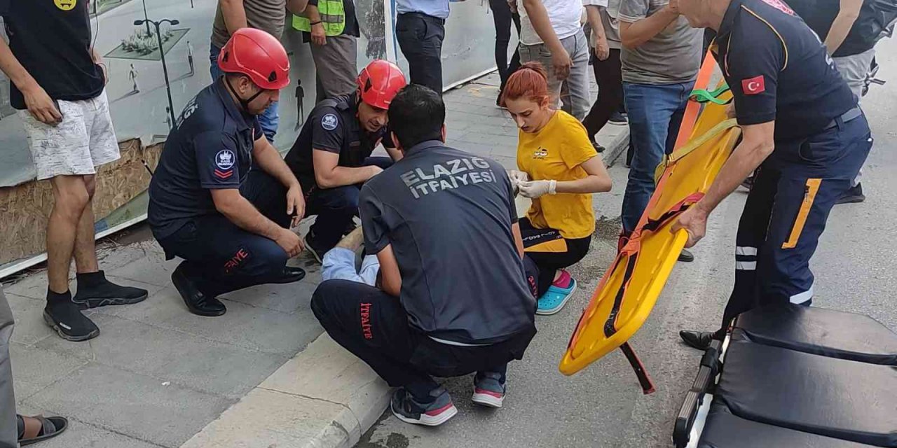 Elazığ’da Otomobil Yayaların Arasına Daldı: 3 Yaralı